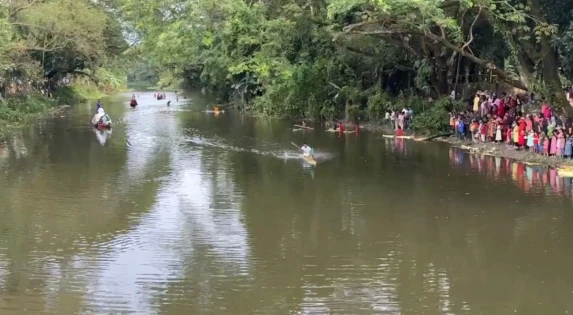 মাদারীপুরে জমজমাট ভেলা বাইচ, উৎসবমুখর পরিবেশ